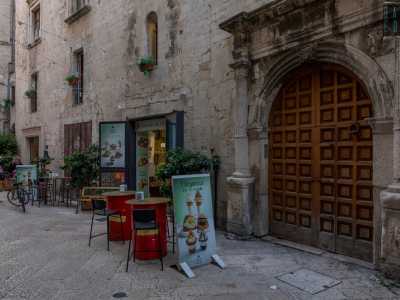 Al piano terra si aprono vari locali, un tempo adibiti a botteghe...